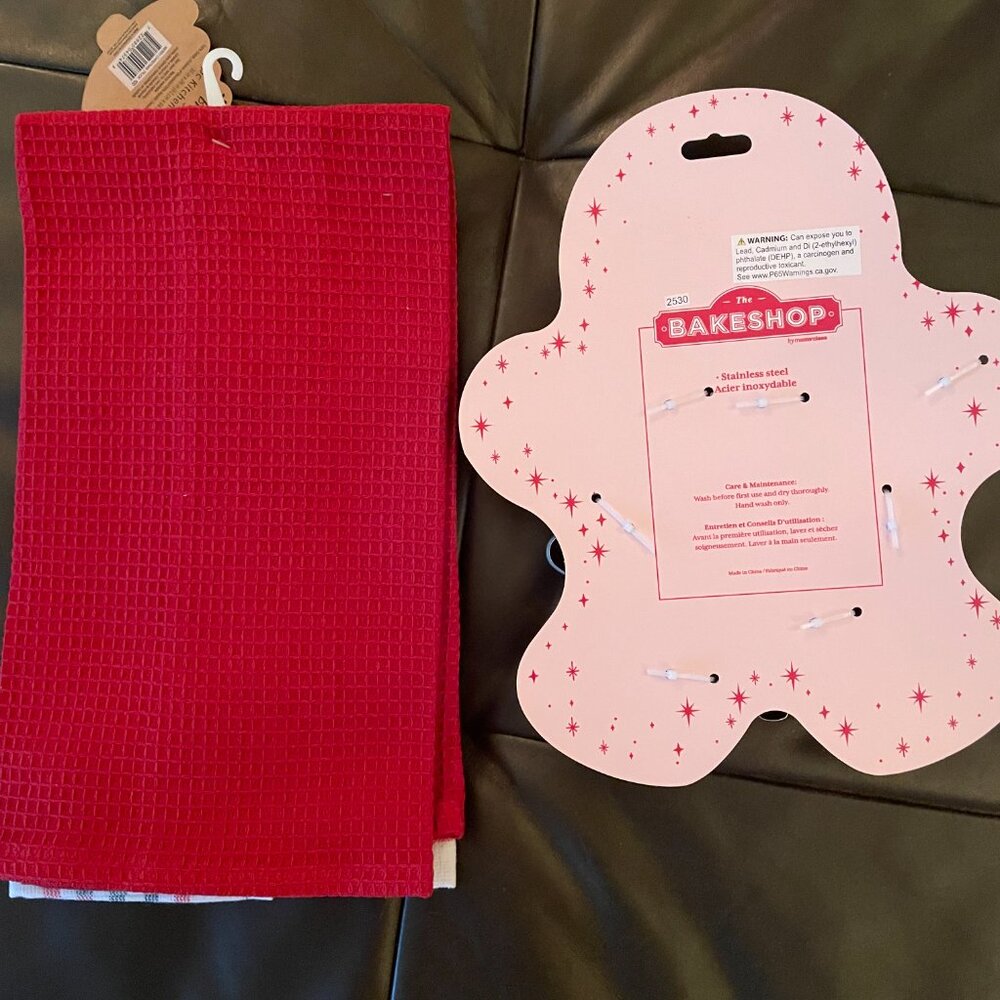 Set: OXO Silicone Spatula / Bakeshop Cookie Cutters / Merry & Bright Hand Towels - Picture 3 of 9